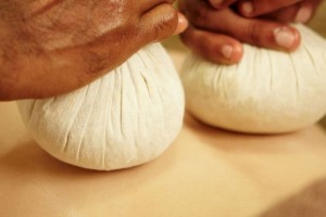 Kingdom Ayurveda Resort - trattamento ayurvedico massaggio con sacchetti di lino
